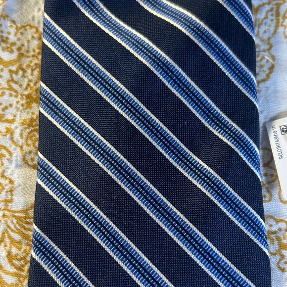Roundtree & Yorke Navy and White Striped Tie - Picture 4 of 5